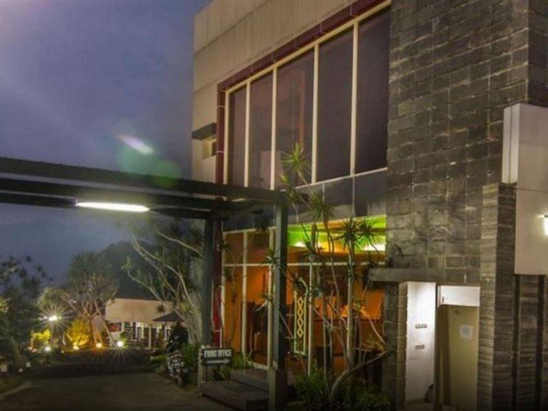 The Rizen Hotel Tjisarua Exterior foto