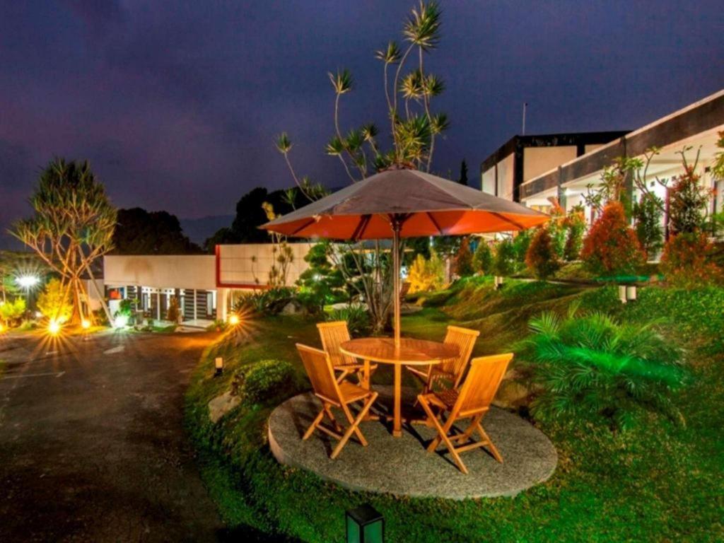 The Rizen Hotel Tjisarua Exterior foto