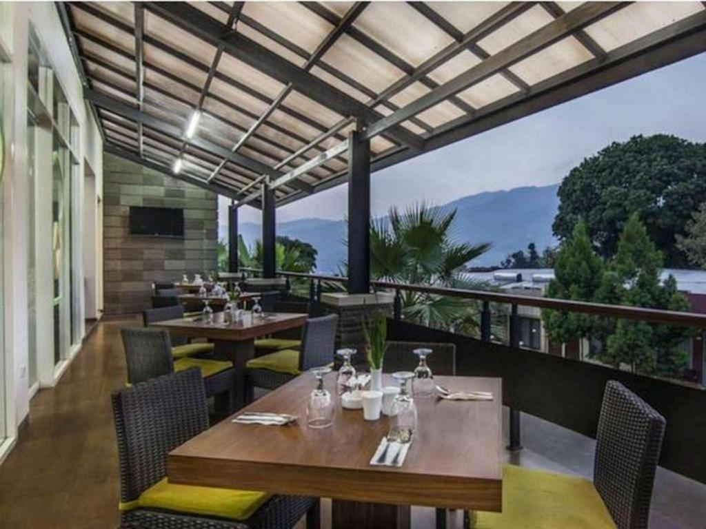 The Rizen Hotel Tjisarua Exterior foto