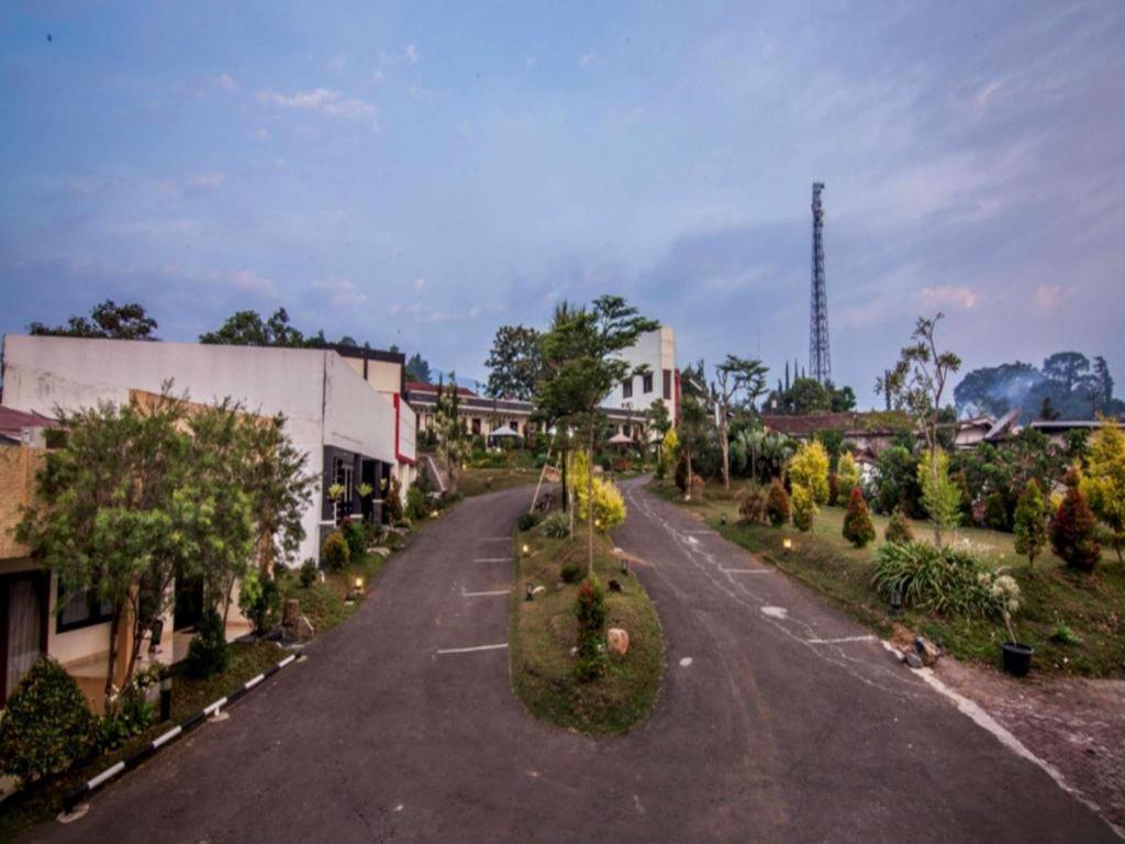 The Rizen Hotel Tjisarua Exterior foto