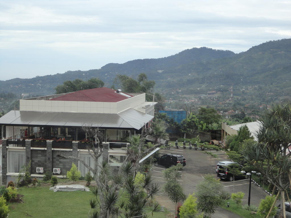 The Rizen Hotel Tjisarua Exterior foto